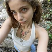 Ciao, sono Azzurra ed ho 20, ho una grande passione per l’inglese e i miei viaggi mi hanno permesso di perfezionare la lingua.